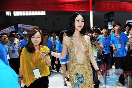 國內車展上的奇葩女模們