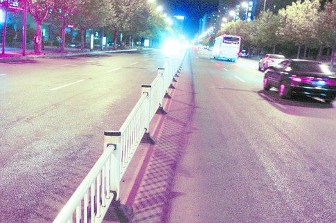 南京路中間的護(hù)欄，對阻止亂穿馬路、車輛亂掉頭起了一定作用。