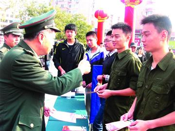 雙胞胎武術冠軍報名當兵 60多獎狀震驚圍觀者