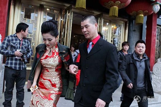 趙本山弟子王小虎補辦婚禮 結婚12年后激情擁吻