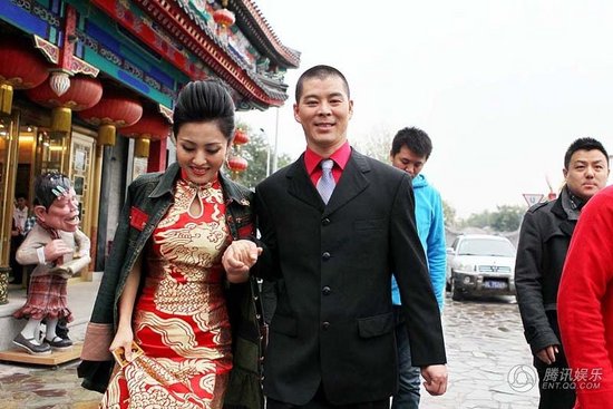 趙本山弟子王小虎補辦婚禮 結婚12年后激情擁吻