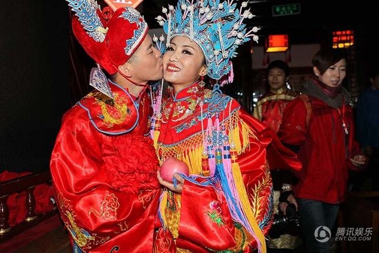 趙本山弟子王小虎補辦婚禮 結婚12年后激情擁吻