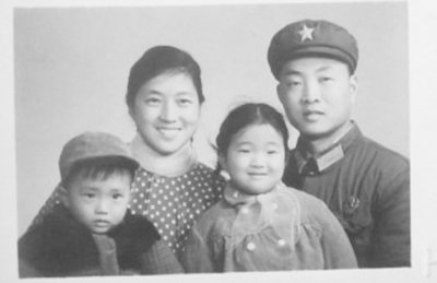 1971年12月4日的全家福，母親很漂亮