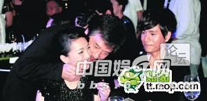 被成龍強吻的明星 男女通吃啊