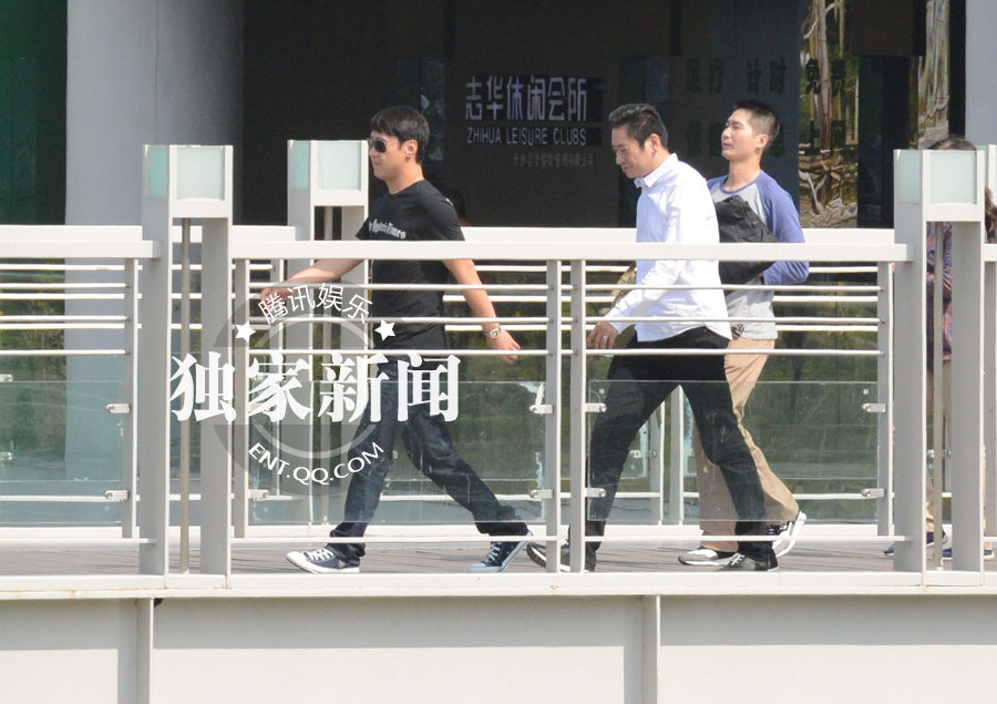 黎明人氣下滑被分家產 小縣城撈金奔波苦埋頭吸煙