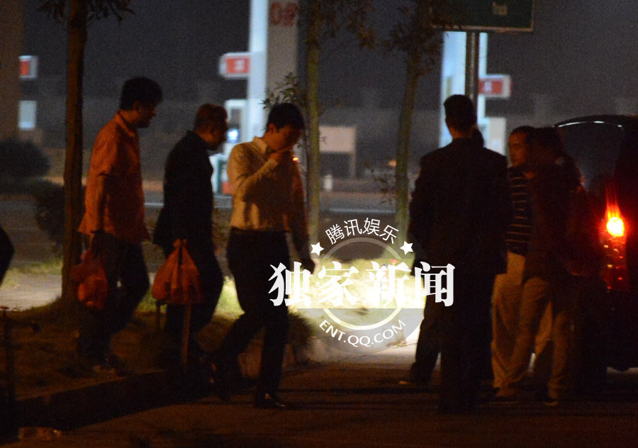 黎明人氣下滑被分家產 小縣城撈金奔波苦埋頭吸煙