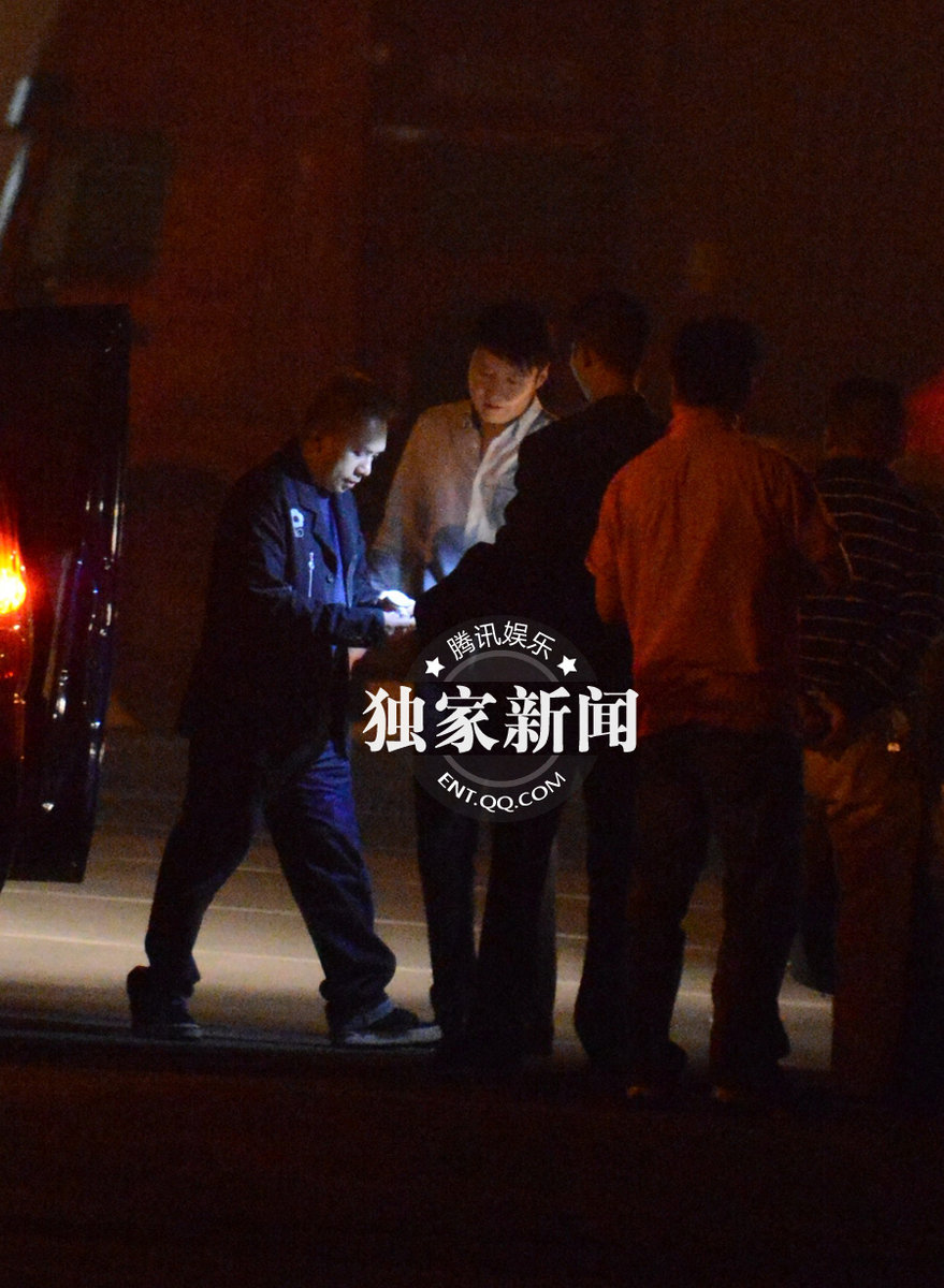 黎明人氣下滑被分家產 小縣城撈金奔波苦埋頭吸煙