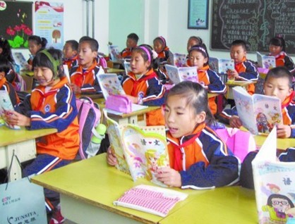 青島嶗山區學生校服免費發 小學初中各兩套