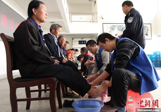 10月23日，重陽節，江蘇省儀征市看守所組織6名表現優秀的在押人員和父母一起共度重陽節。6名犯人為父母洗腳、剪指甲，表感恩。