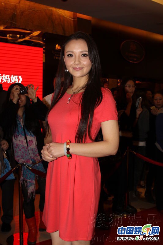 姚晨小透視裝出席活動大方透露 已訂婚將領證