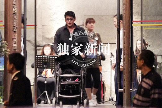莫少聰攜小其20歲嫩妻就餐 可愛(ài)女兒首曝光
