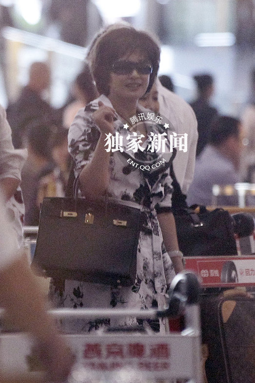 劉曉慶機場擺pose秀妖嬈身段 真人秀秒殺全場