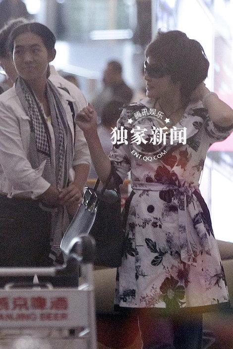 劉曉慶機場擺pose秀妖嬈身段 真人秀秒殺全場
