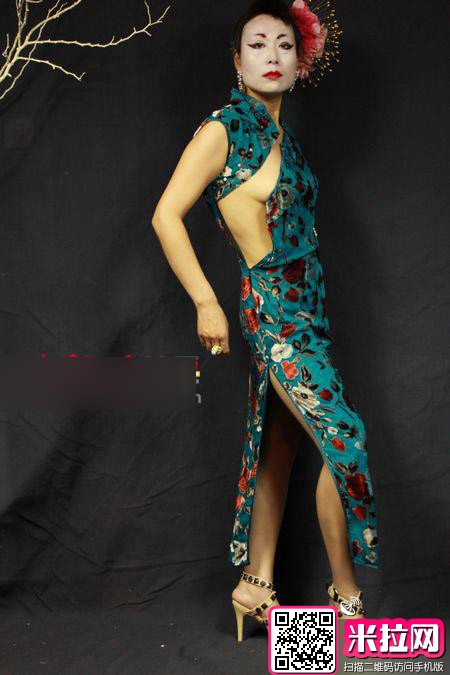 芙蓉姐接班人摸胸姐驚現網絡 妖孽造型嚇尿網友
