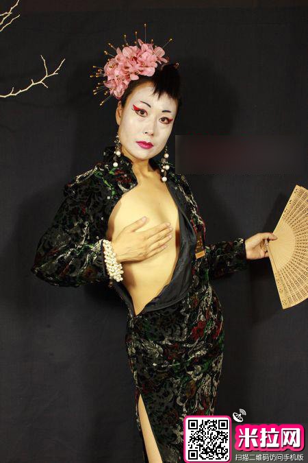 芙蓉姐接班人摸胸姐驚現網絡 妖孽造型嚇尿網友