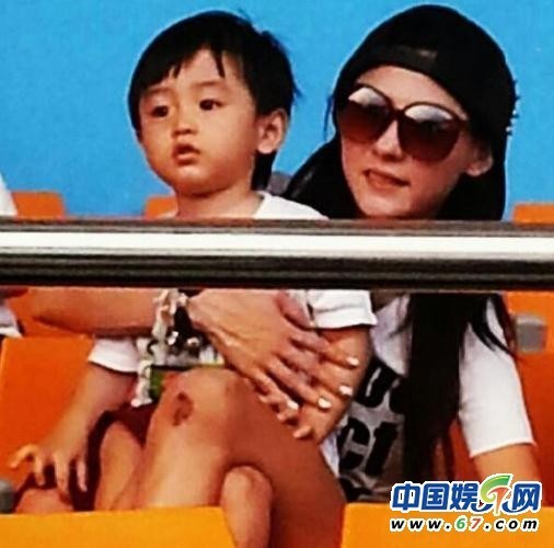 張柏芝小兒子近照曝光 長發小Q似文靜女孩