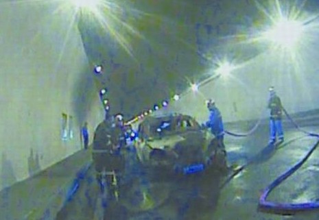 仰口隧道起亞突自燃 汽車燒焦前蓋嚴重變形