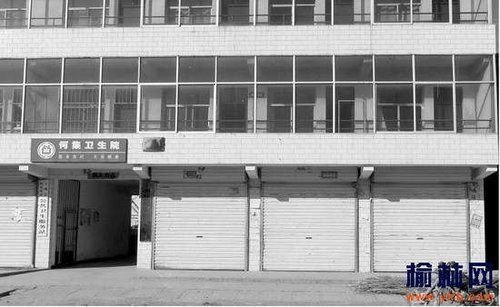 何集鎮(zhèn)何集衛(wèi)生院大門雖然敞開，但兩層近二十間病房空無(wú)一人。記者邊瑞攝