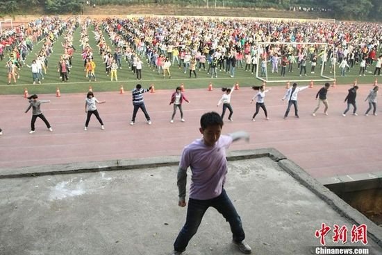重慶南開中學體育老師將其改編成適合中學生的課間操