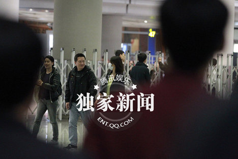 周迅潮范打扮亮相與神秘男子同行 關系親密