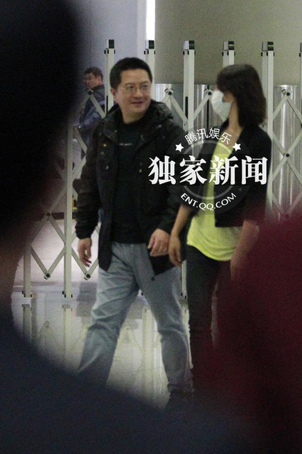周迅潮范打扮亮相與神秘男子同行 關系親密