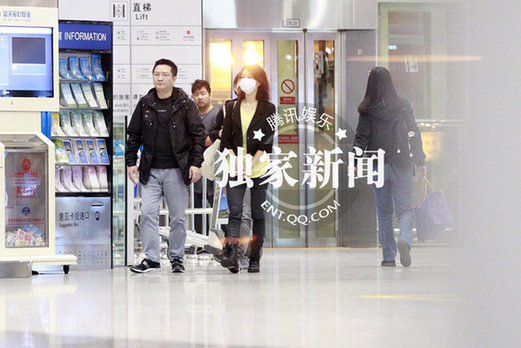 周迅潮范打扮亮相與神秘男子同行 關系親密
