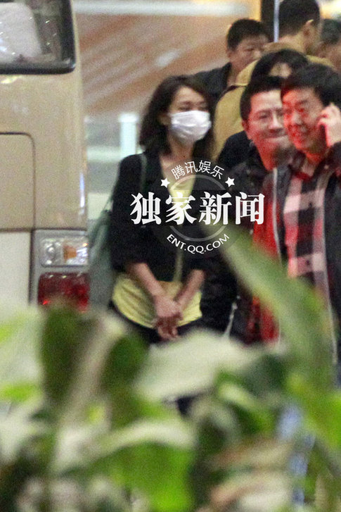 周迅潮范打扮亮相與神秘男子同行 關系親密