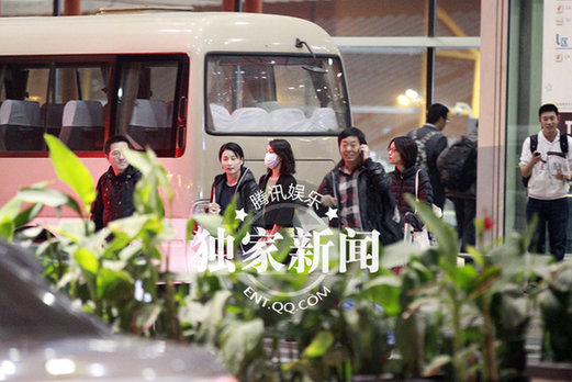 周迅潮范打扮亮相與神秘男子同行 關系親密