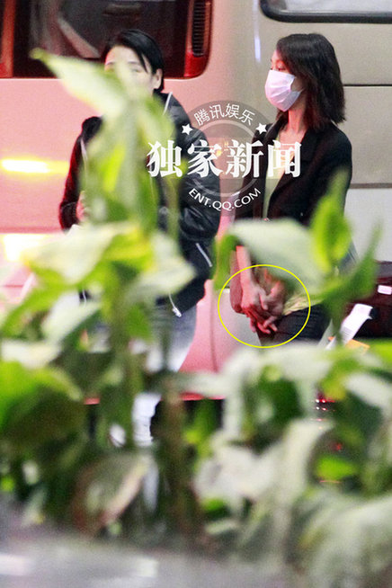周迅潮范打扮亮相與神秘男子同行 關系親密