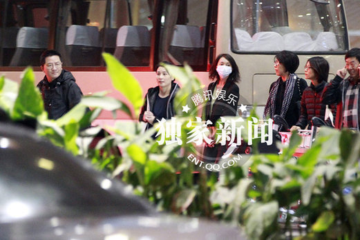 周迅潮范打扮亮相與神秘男子同行 關系親密
