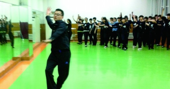 青島男舞蹈老師教女生跳舞怕誤會 自帶掃帚上課
