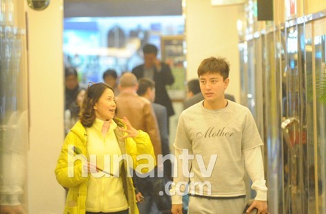 賈乃亮與岳母同行進餐 學習伺候愛妻李小璐的招數(shù)