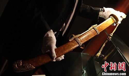 　10月29日，在中國嘉德2012秋季拍賣會中，“清乾隆金桃皮鞘‘天字十七號’‘寶騰’腰刀”以4830萬元高價成交。