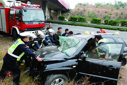 青蘭高速昨發車禍3人受傷 越野車嚴重變形