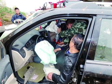 青蘭高速昨發車禍3人受傷 越野車嚴重變形