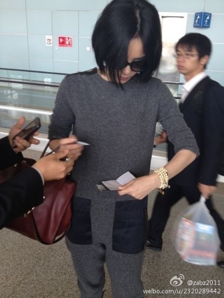 王菲素顏穿萬元無縫連體服亮相機場 網友：女神怎么上廁所？