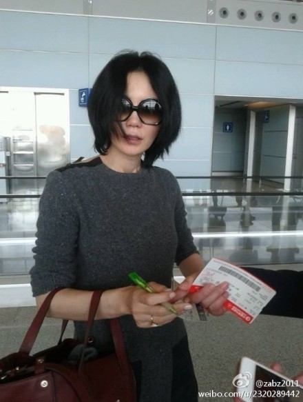 王菲素顏穿萬元無縫連體服亮相機場 網友：女神怎么上廁所？
