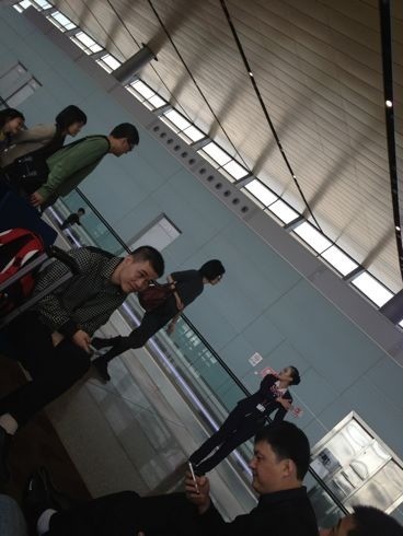 王菲素顏穿萬元無縫連體服亮相機場 網(wǎng)友：女神怎么上廁所？