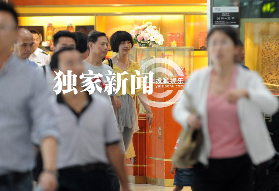 楊雪素顏帶女兒外出 當眾與老公深情吻別秀恩愛