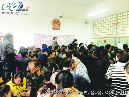小小的婚姻登記處，擠滿了要離婚的人。