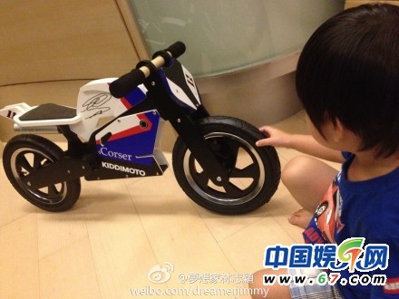 林志穎曬兒子飛車照 贊小kimi自創三輪車新騎法(圖)