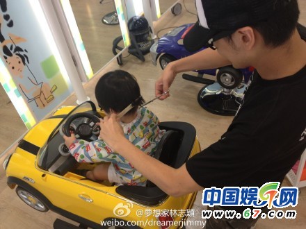 林志穎曬兒子飛車照 贊小kimi自創三輪車新騎法(圖)