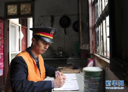 （走基層 迎接十八大）（5）獨守深山的“隧道衛士”