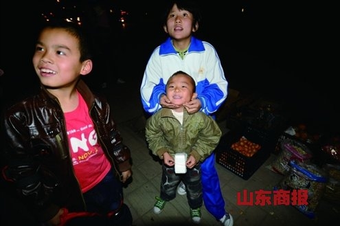中國“攤二代”生活現狀:垃圾桶上寫作業