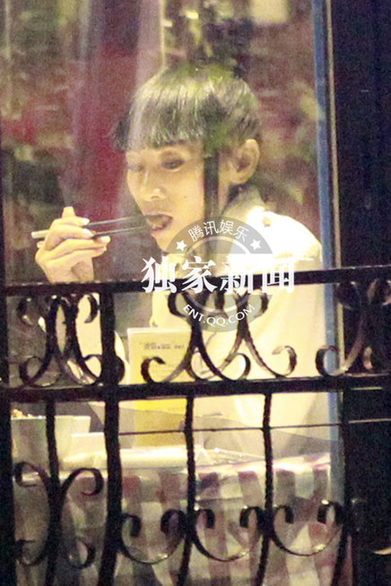艷星白靈藍燕約會當眾玩親親 同性戀情疑曝光