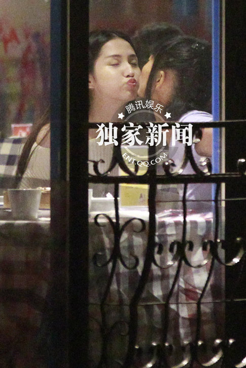 艷星白靈藍燕約會當眾玩親親 同性戀情疑曝光