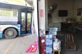 10月31日，株洲云龍示范區(qū)龍頭鋪鎮(zhèn)，T6路公交車與106路公交車發(fā)生追尾事故，106路公交車一頭撞上路邊的民居。圖/記者王偉