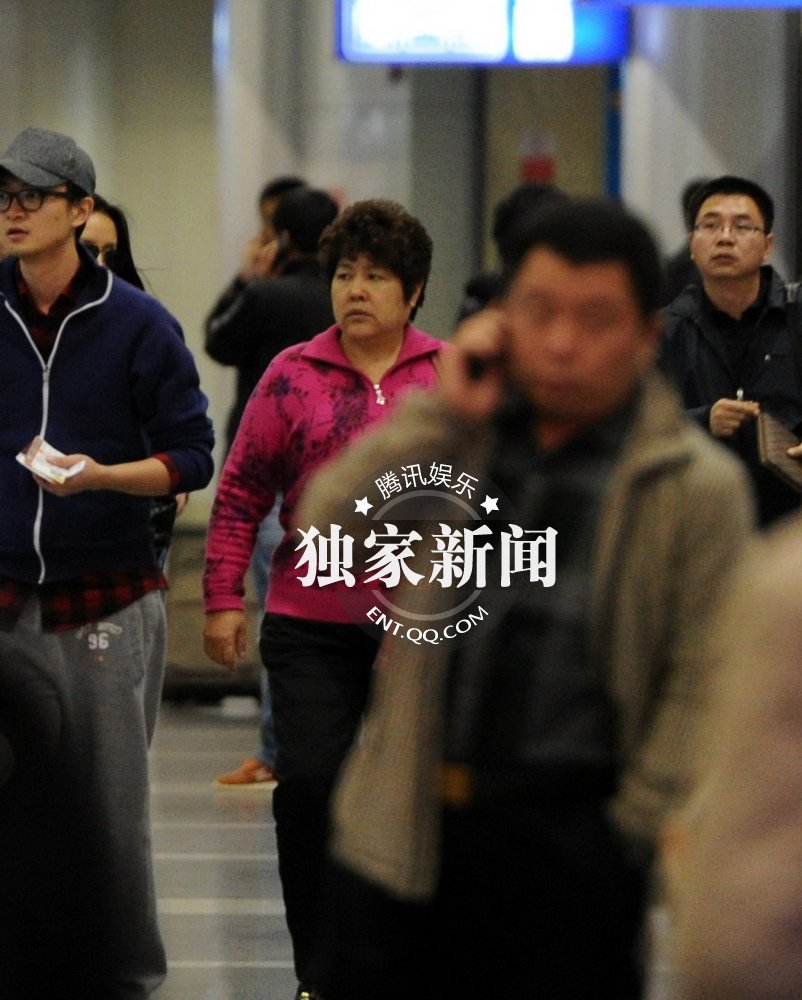 董潔撈金后匆忙攜母離京 助理送行護駕