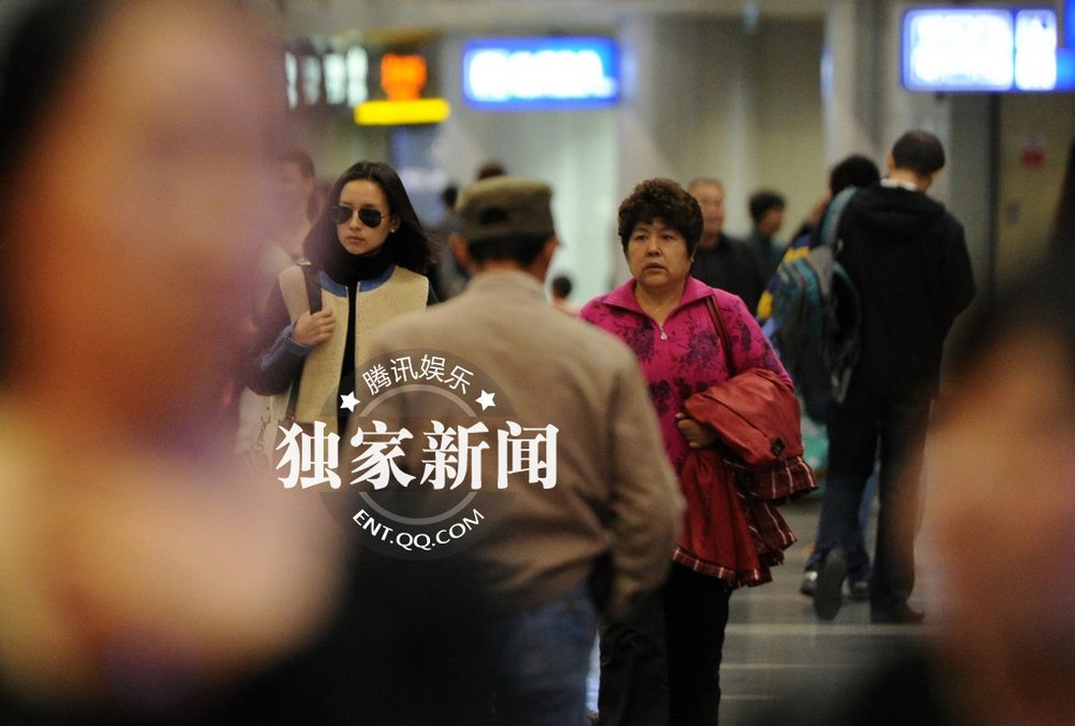 董潔撈金后匆忙攜母離京 助理送行護(hù)駕