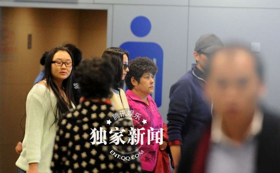 董潔撈金后匆忙攜母離京 助理送行護駕